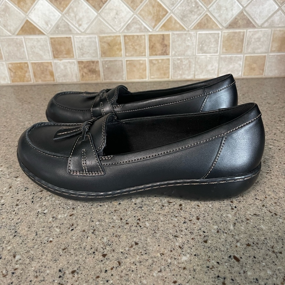 Clark’s Women’s Black Leather Loafers Size 9W Ortholite Footbed - Picture 3 of 9